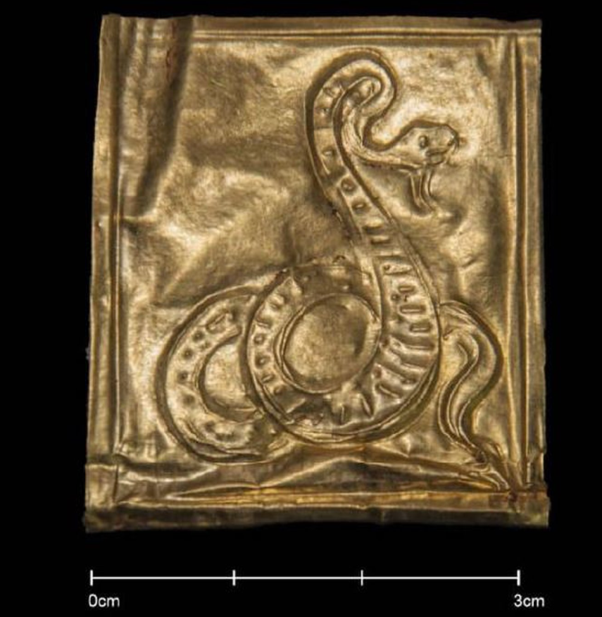 Bức vẽ đầu mô tả một con rắn không có đầu bè rộng như rắn hổ mang. Những con rắn như vậy gợi lên sự tái sinh, lột da và tự làm mới mình; do đó, chúng là biểu tượng hoàn hảo cho tam giác của cái chết, tang lễ và thế giới bên kia. Hơn nữa, những con rắn này dường như có liên quan đến nữ thần Isis. Ảnh: @Bộ Cổ Vật Ai Cập.