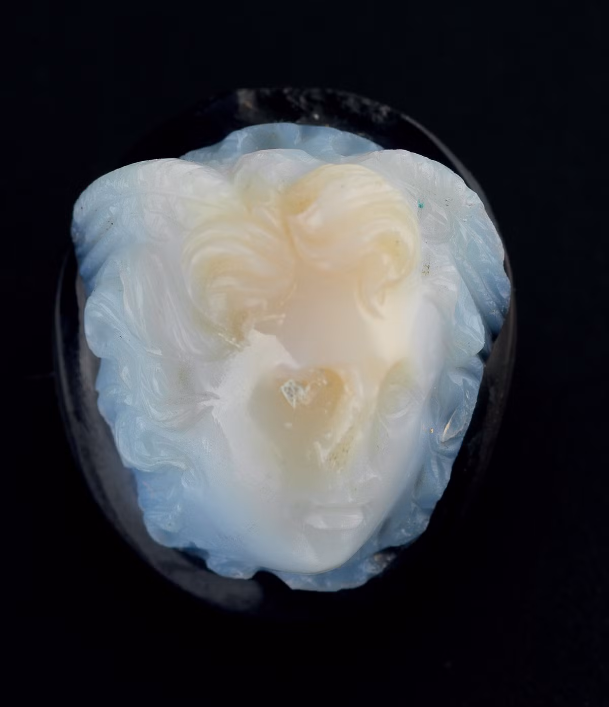 Bức tượng khắc họa đầu một người phụ nữ với bộ tóc phủ đầy rắn, tựa như Nữ thần Rắn Medusa nổi tiếng. Ảnh: @Bảo tàng Lâu đài Linz.