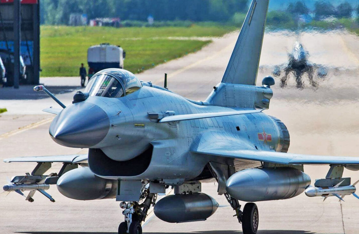 22…Thiết kế động cơ đơn của nó cung cấp chi phí vận hành thấp hơn so với máy bay chiến đấu hai động cơ như Su-35 hoặc Rafale, đây là một cân nhắc quan trọng đối với một quốc gia có cơ sở hạ tầng bảo dưỡng hạn chế. Ngoài ra, sự sẵn lòng của Trung Quốc trong việc cung cấp các điều khoản tài chính thuận lợi hoặc chuyển giao công nghệ có thể làm cho thỏa thuận này trở nên hấp dẫn hơn, như đã thấy trong các thỏa thuận quốc phòng với các quốc gia khác như Pakistan. Ảnh: @ militarnyi.