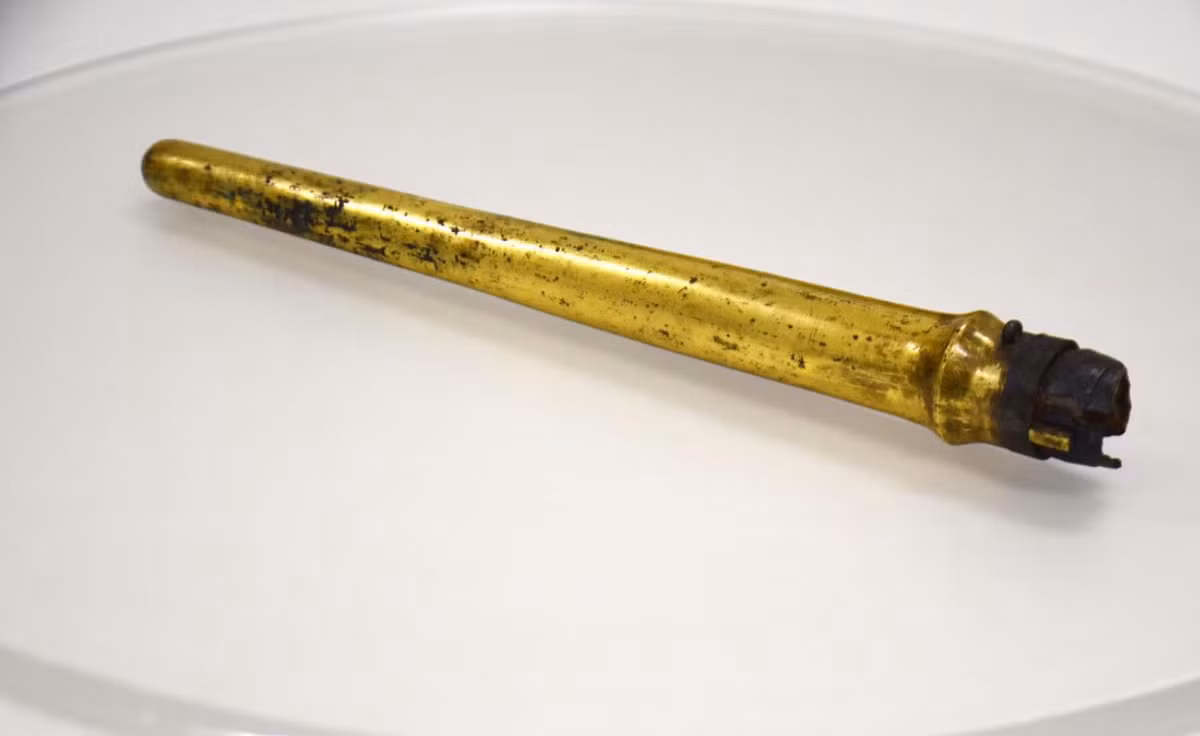 Đó là một chiếc vỏ bằng đồng, rỗng bên trong dùng để đựng cây giáo. Ảnh: @Cơ quan Văn hóa Nhật Bản.