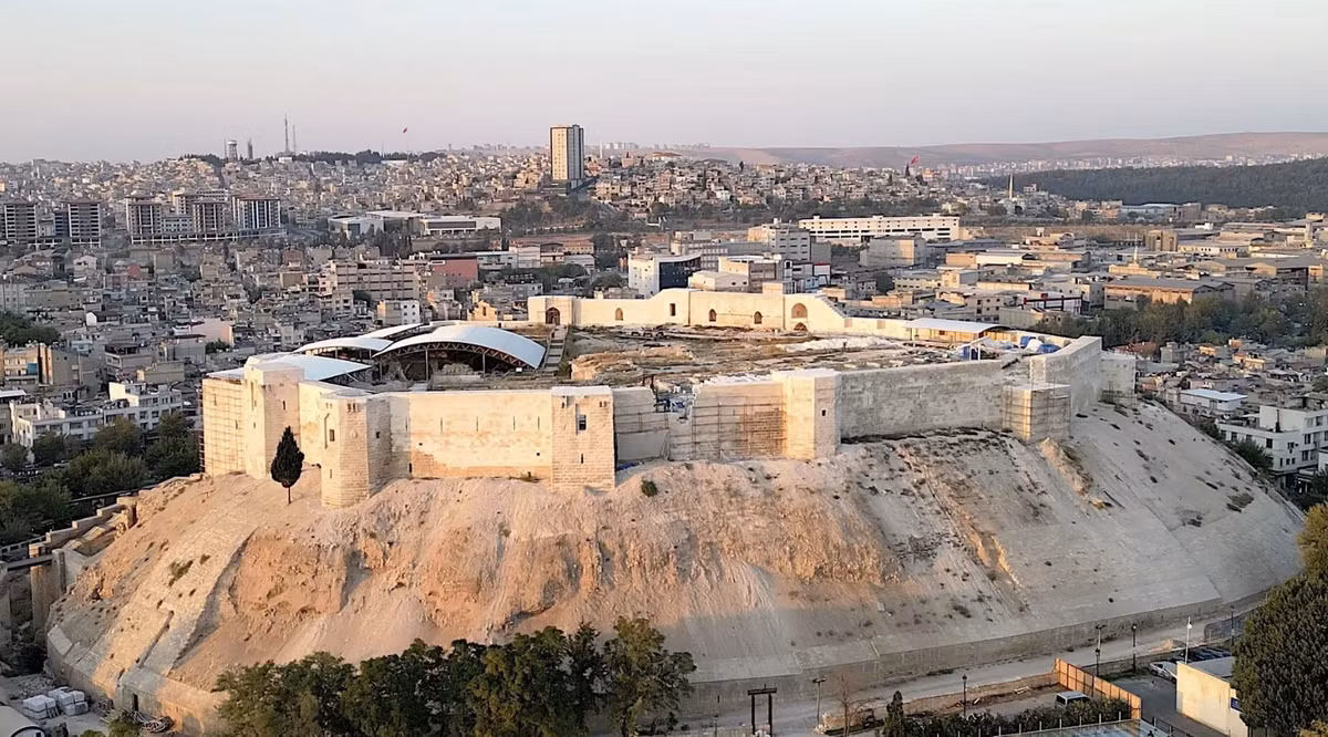 Tại gò đất cổ Zincirli Mound thuộc thành phố cổ Sam'al ở Gaziantep, Thổ Nhĩ Kỳ, các chuyên gia đến từ Cơ Quan Cổ Vật Thổ Nhĩ Kỳ bất ngờ tìm thấy một vật thể lạ. Ảnh: @Cơ Quan Cổ Vật Thổ Nhĩ Kỳ.