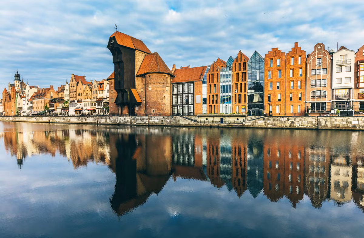 Cảng cần cẩu Gdańsk Crane được xây dựng từ năm 1442 đến năm 1444 tại Ba Lan, được sử dụng để nâng các vật nặng (hàng hóa, cột buồm đóng tàu) lên xuống mặt nước. Nó được vận hành bởi cơ cấu bốn bánh xe chạy bằng sức người, đường kính hơn 6 mét trên một trục chung. Khi cả bốn bánh xe được vận hành, nó có thể nâng hàng hóa nặng tới hai tấn. Ảnh: @Bảo tàng Hàng Hải Quốc gia Ba Lan.