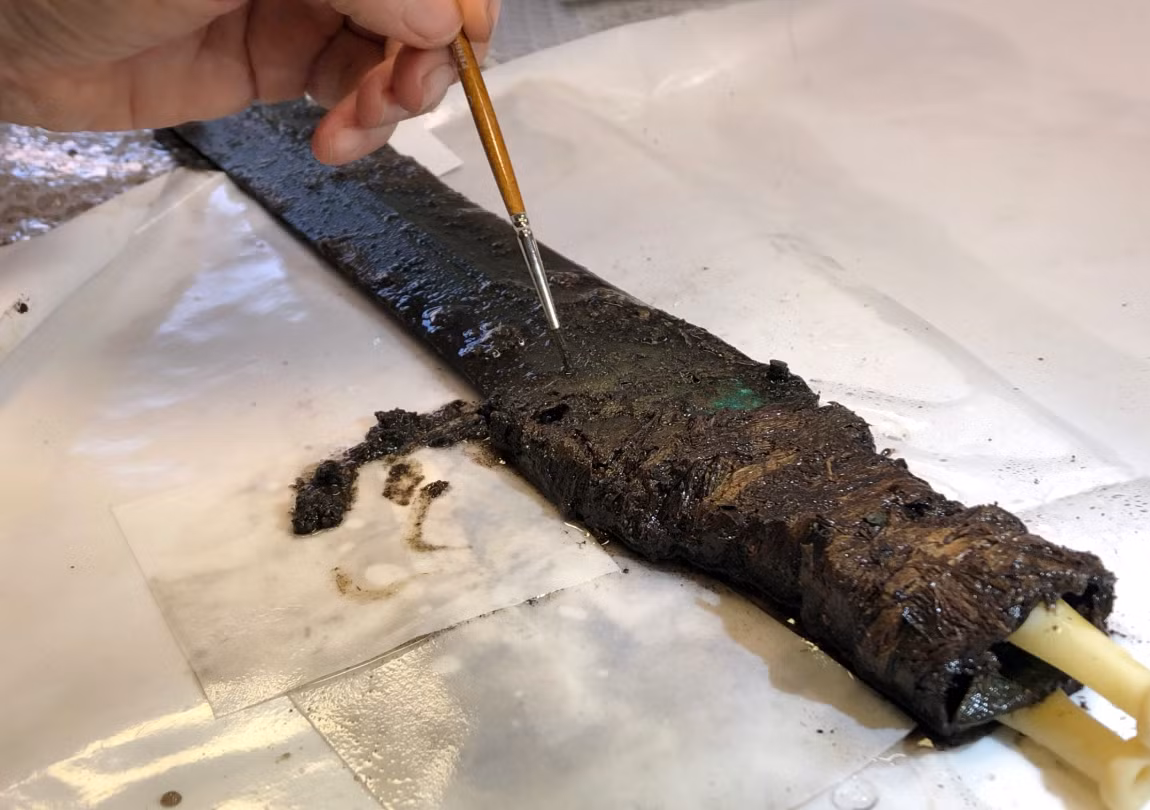 Các nghiên cứu khảo cổ chuyên sâu hơn cho thấy, thanh kiếm này có niên đại từ Giai đoạn IV của Thời kỳ đồ đồng và được đặt như một lễ vật nghi lễ trong một cái hố. Thanh kiếm được bọc cẩn thận bằng vật liệu sợi gỗ bện chặt, trước khi được đặt xuống đất. Ảnh: @Bảo tàng thành phố Odense.