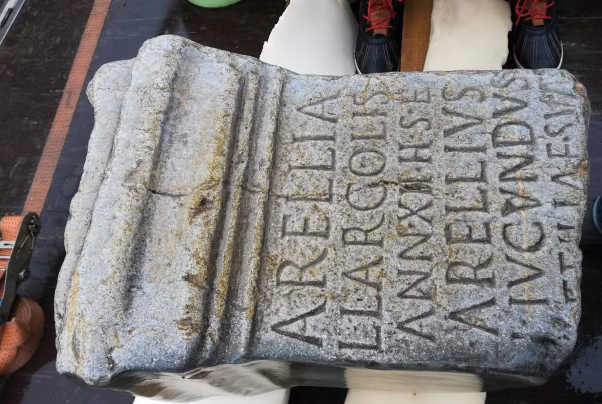 Kết quả cho thấy, đây là khối đá bia mộ của một cô bé trẻ tên là Aurelia, người đã qua đời khi mới 12 tuổi vào thế kỷ thứ nhất hoặc thứ hai Sau Công nguyên. Ảnh: @Viện Bảo vệ Di sản Văn hóa Slovenia.