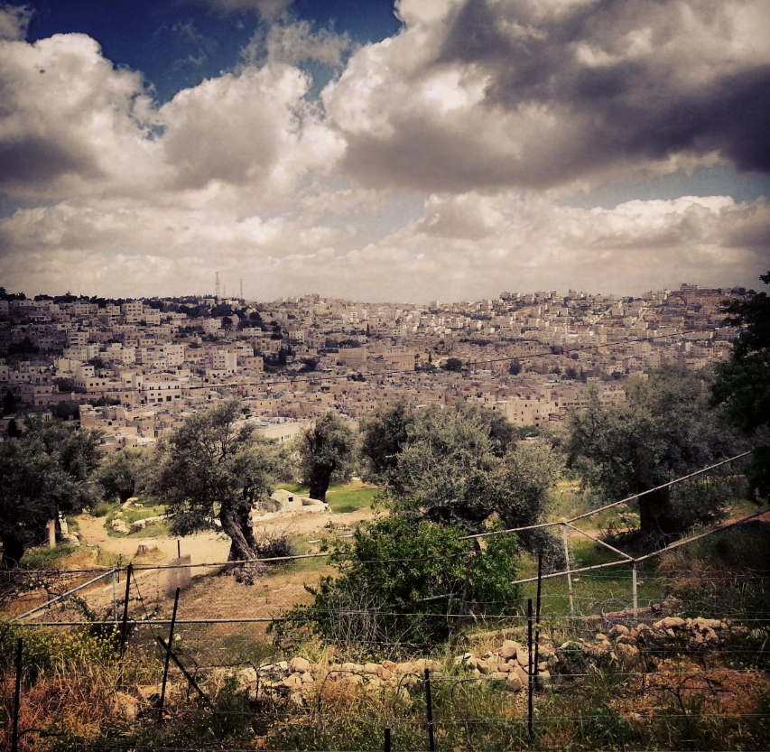 Theo thông cáo báo chí của IAA, chiếc mặt nạ này được làm bằng đá vôi vàng hồng và được chế tác vào Thời kỳ đồ đá mới tiền gốm (Pre-Pottery Neolithic viết tắt là PPN) cách đây khoảng 9.000 năm trước, và nó được tìm thấy tại khu vực phía nam của Núi Hebron. Ảnh: @ Licensed Tour Guide in Israel.