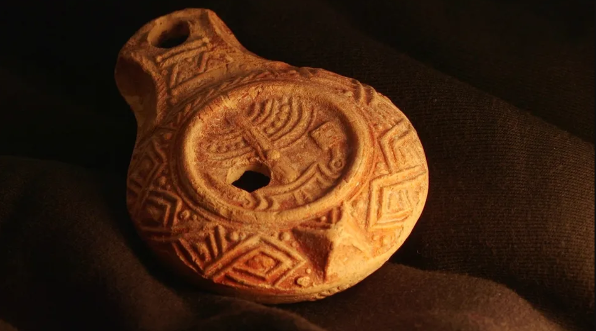 Đồng thời, một số ít đèn dầu bằng gốm được trang trí bằng các biểu tượng đặc trưng của người Do Thái như kèn shofar, lư hương và chân đèn bảy nhánh. Ảnh: @Cơ quan Cổ vật Israel.