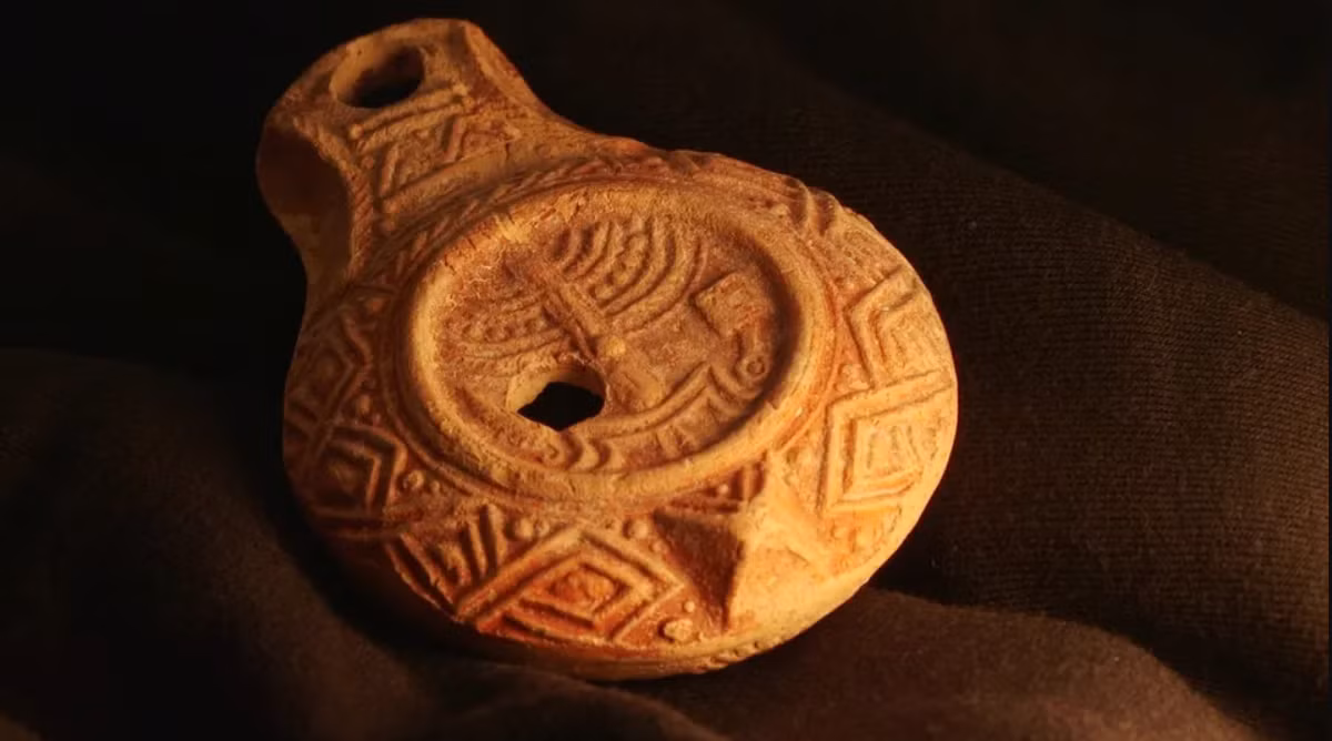 Đồng thời, một số ít đèn dầu bằng gốm được trang trí bằng các biểu tượng đặc trưng của người Do Thái như kèn shofar, lư hương và chân đèn bảy nhánh. Ảnh: @Cơ quan Cổ vật Israel.