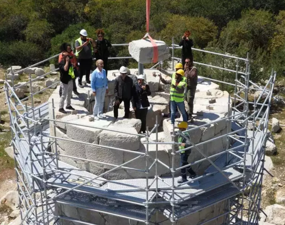 Có thể thấy, bức phù điêu 2.000 năm tuổi độc nhất vô nhị này là một trong những phần quan trọng nhất của ngọn hải đăng. Ảnh: @Đại học Akdeniz.