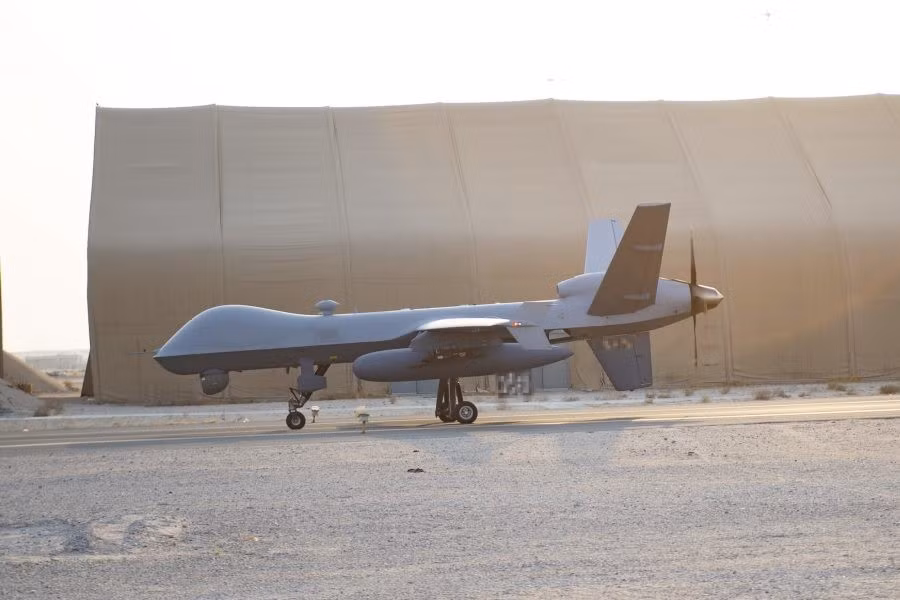 Sự việc xảy ra không lâu sau khi một máy bay không người lái trinh sát - tấn công MQ-9 Reaper của Không quân Ý bị phá hủy tại cùng căn cứ. Diễn biến này làm gia tăng căng thẳng quân sự tại khu vực Vịnh trong bối cảnh nhiều lực lượng quốc tế đang hiện diện.