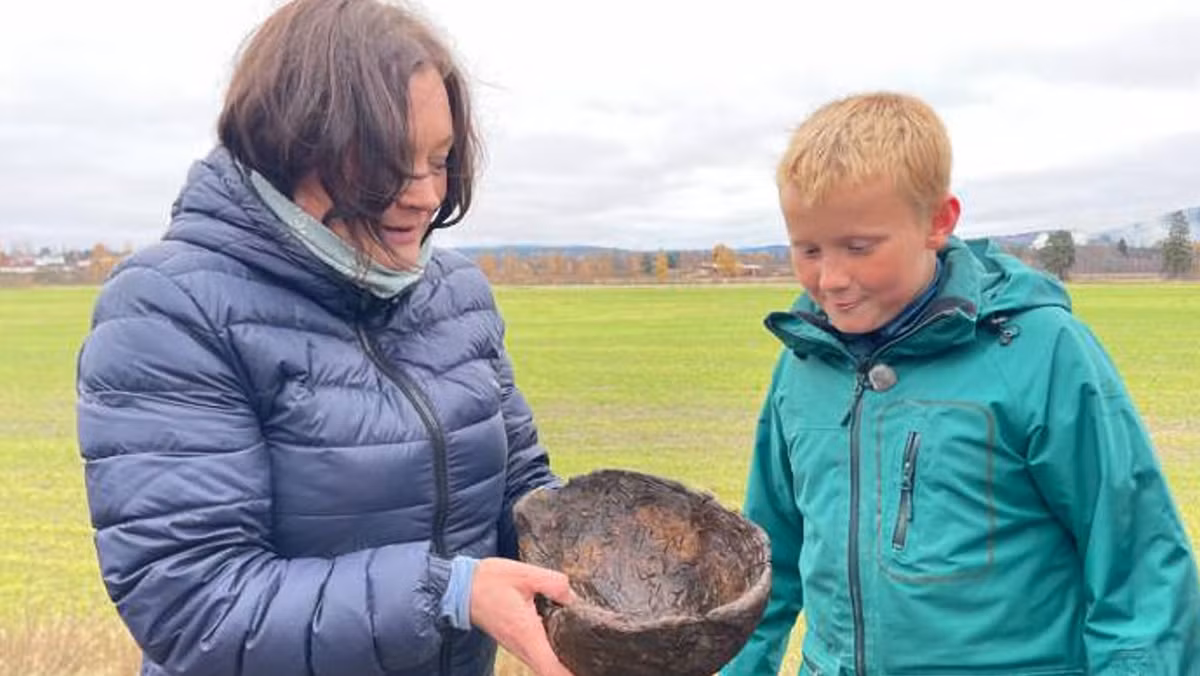 Chiếc bát gỗ sau đó được gửi đến các nhà khoa học địa phương, và họ đã gửi mẫu vật nhỏ này đến Bảo Tàng Lịch Sử Văn Hóa Oslo, để xác định niên đại. Ảnh: @Erik Briskerud.