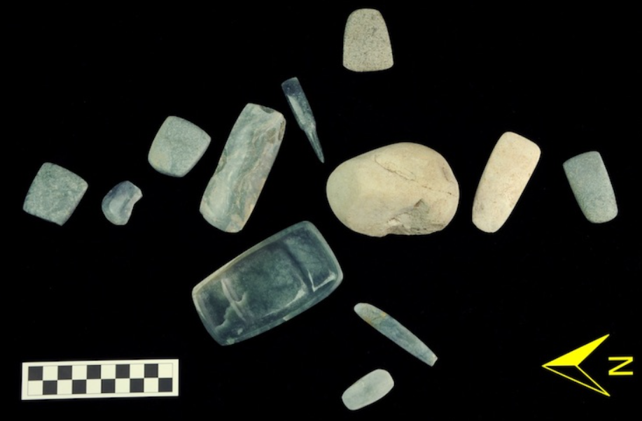 Tại Seibal ở Guatemala, các chuyên gia khảo cổ thuộc Cộng Hòa Guatemala đã phát hiện 72 viên đá được đánh bóng, làm từ ngọc bích và đá serpentin. Ảnh: @Đại học Ibaraki.