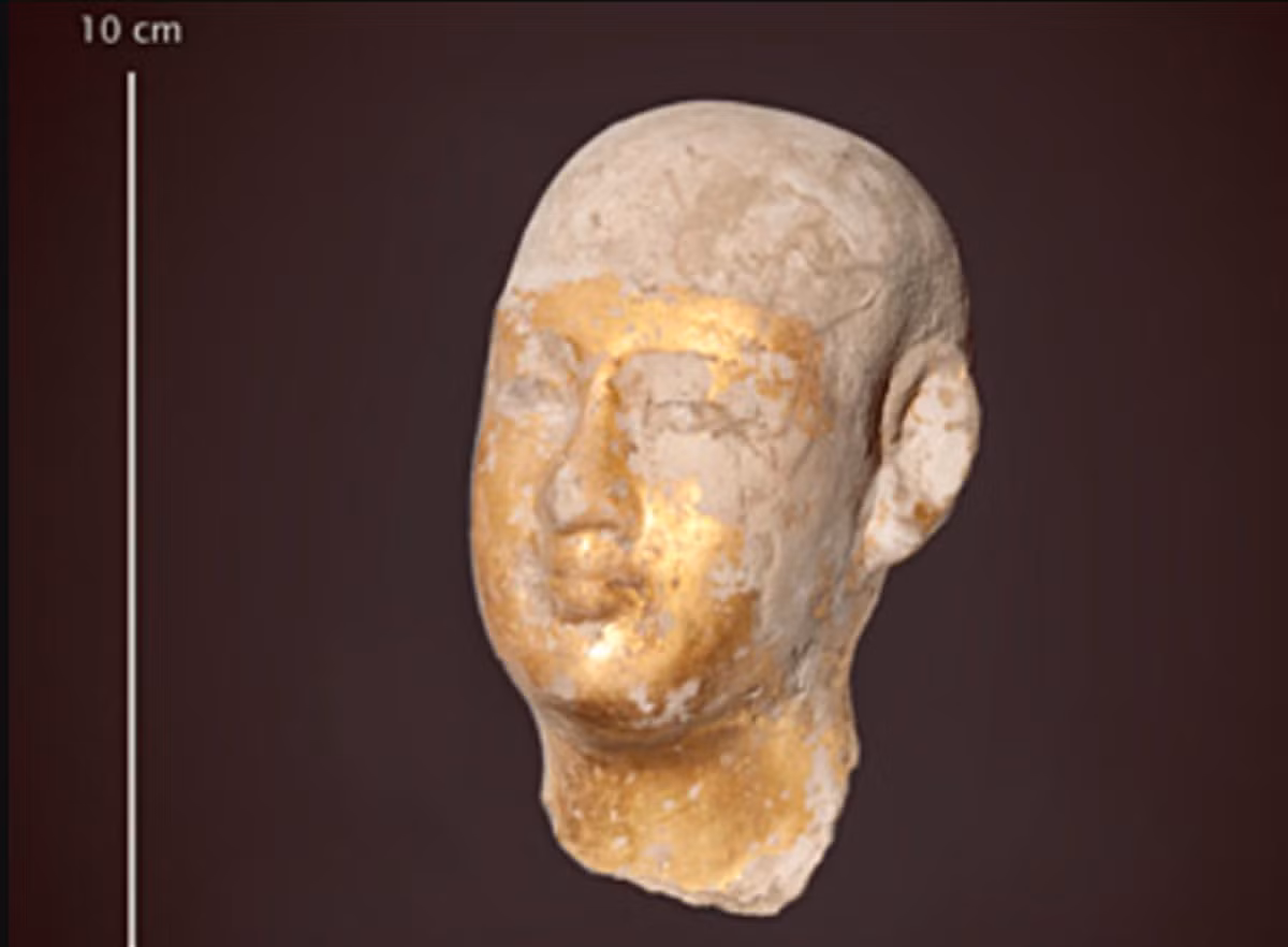 Trong số những bức tượng mới được phát hiện có một bức tượng nhỏ tượng trưng cho Imhotep, một học giả nổi tiếng và là cố vấn của Vua Pharaoh Djoser. Ảnh: @CNRS-Cfeetk / J. Maucor.