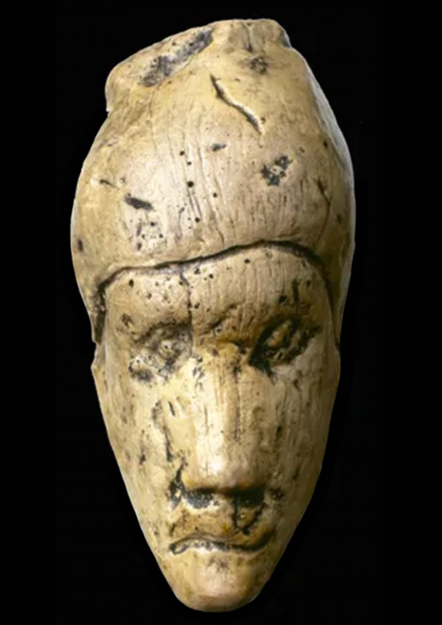 Tượng chiếc đầu nhỏ bé này chỉ cao 4,8 cm và rộng 2,4 cm. Ảnh: @Viện Nghiên Cứu Khảo Cổ Cộng hòa Séc.