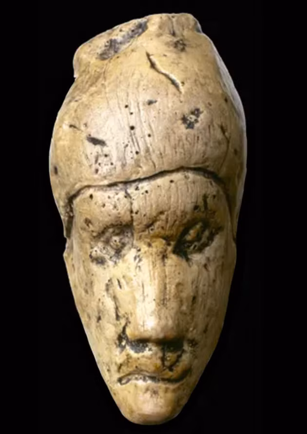 Tượng chiếc đầu nhỏ bé này chỉ cao 4,8 cm và rộng 2,4 cm. Ảnh: @Viện Nghiên Cứu Khảo Cổ Cộng hòa Séc.