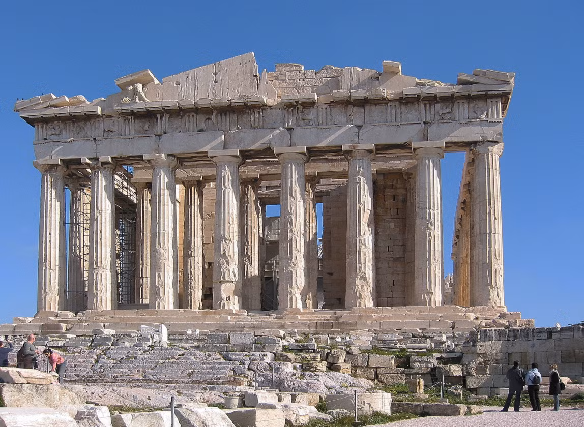 Cũng theo các nhà khảo cổ học, vật dụng tâm linh này rất phổ biến vào thời Hy Lạp-La Mã cổ đại, khi những lời nguyền được viết trên những tấm chì mỏng cuộn tròn. Chúng được sử dụng để yêu cầu các vị thần, linh hồn ma quỷ hoặc người đã khuất thực hiện một hành động nào đó lên người bị thư yểm. Ảnh: @Mecklenburg-Western Pomerania.