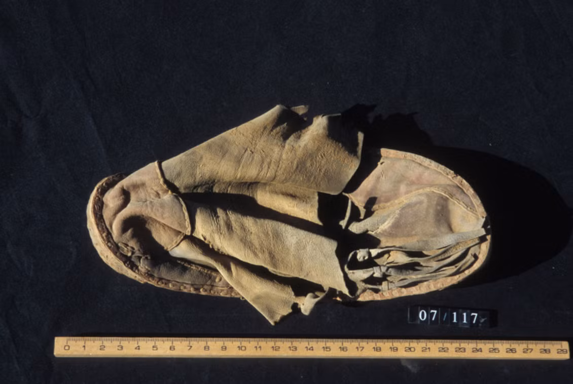 Không khí khô của Ai Cập đã bảo quản những đôi giày da này rất tốt, đến nỗi khi được tìm thấy, chúng vẫn còn nguyên vẹn, mềm mại. Ảnh: @Bộ Cổ Vật Ai Cập.