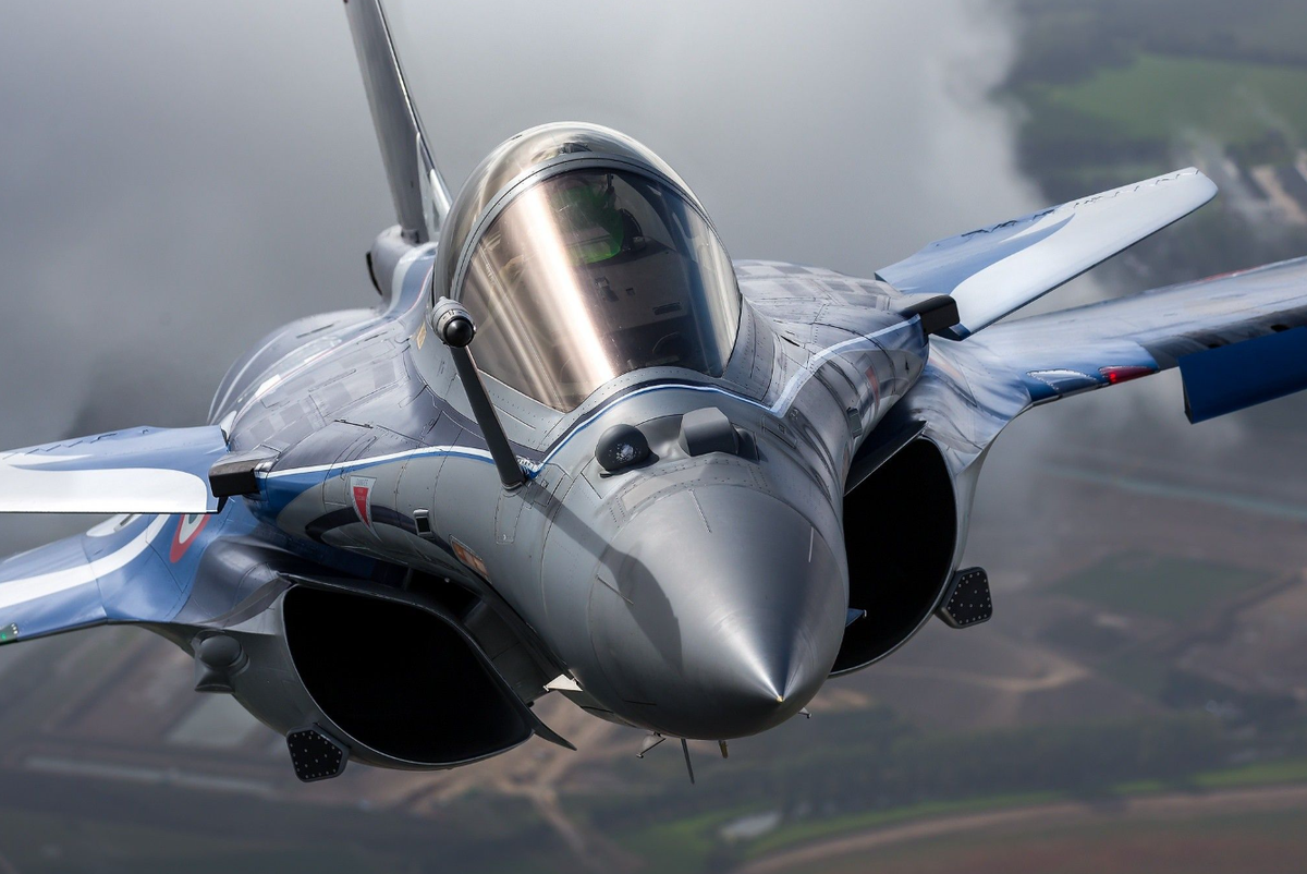 Chương trình huấn luyện bao gồm hệ thống điện tử hàng không, vũ khí và hệ thống điều khiển hướng, kết hợp với thực hành trực tiếp trong nhà chứa máy bay và giai đoạn chuyên nghiệp với các phi đội Rafale đang hoạt động của Không quân Pháp. Ảnh: @Dassault Aviation.