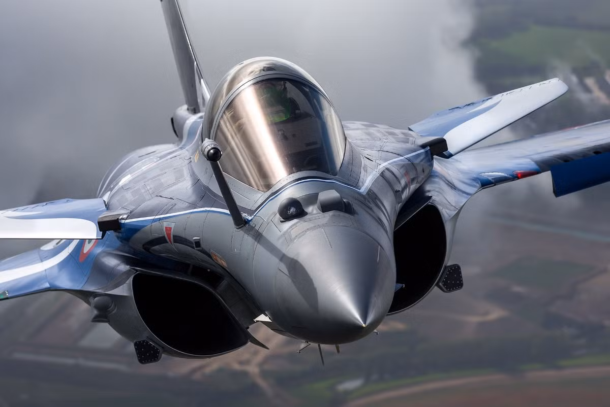 Chương trình huấn luyện bao gồm hệ thống điện tử hàng không, vũ khí và hệ thống điều khiển hướng, kết hợp với thực hành trực tiếp trong nhà chứa máy bay và giai đoạn chuyên nghiệp với các phi đội Rafale đang hoạt động của Không quân Pháp. Ảnh: @Dassault Aviation.