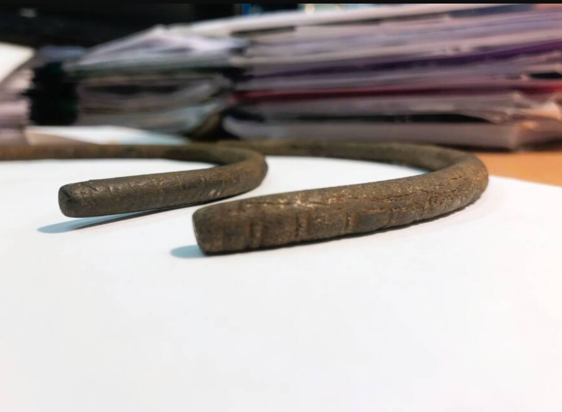 Hai mảnh vỡ được ghép lại với nhau một cách dễ dàng, trùng khớp. Ảnh: @Văn phòng Bảo vệ Di tích Tỉnh Elk.