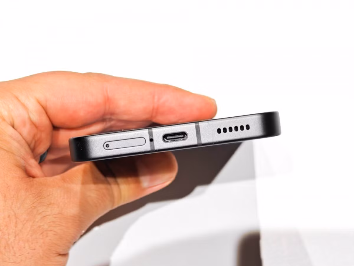 Nothing Phone 3 trang bị Snapdragon 8s Gen 4, pin 5.150mAh sạc nhanh 65W, sạc không dây 15W và sạc ngược 5W; giá từ 79.999 INR (~24,4 triệu đồng) cho bản 12GB/256GB, bản cao nhất 16GB/512GB có giá 89.999 INR (~27,4 triệu đồng).