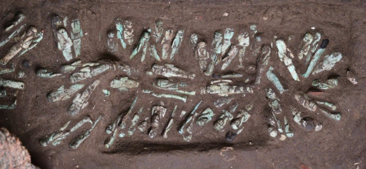 Đó là 225 bức tượng tang lễ được chôn trong một hố phủ đầy bùn. Ảnh: @Bộ Cổ vật Ai Cập.