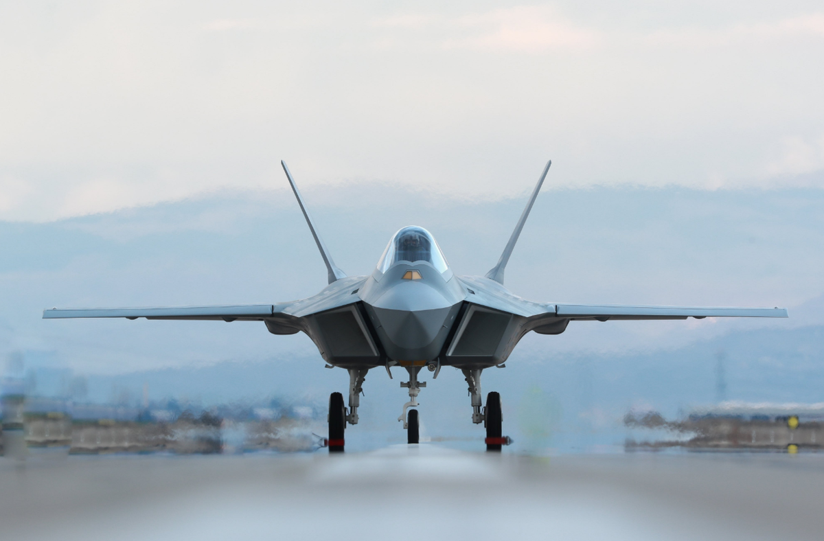 Gần đây hơn, Indonesia đã liên kết hợp tác với dòng tiêm kích TAI TF-X của Thổ Nhĩ Kỳ (còn được gọi là KAAN), một máy bay chiến đấu thế hệ thứ năm đang được phát triển, mặc dù chưa có thỏa thuận chính thức nào được xác nhận,. Tiêm kích TAI TF-X với các tính năng tàng hình và cảm biến tiên tiến, là một dự án đầy tham vọng, nhưng mốc thời gian phát triển và chi phí vẫn chưa chắc chắn, khiến nó trở thành triển vọng dài hạn hơn là giải pháp tức thời đối với Indonesia. Ảnh: @Zona Militar.