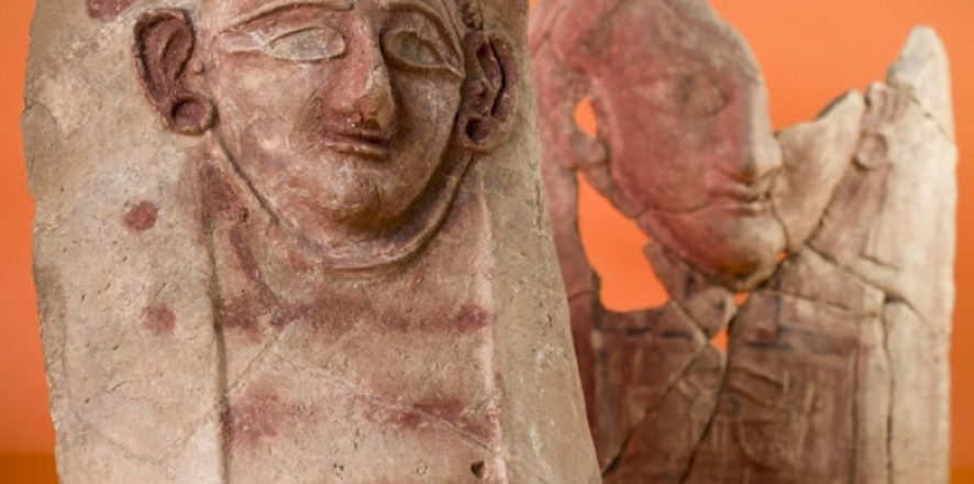 Đó là hai bức tượng đầu phụ nữ làm bằng chất liệu gốm có niên đại khoảng 2.400 năm tuổi. Ảnh: @Viện Nghiên Cứu Khảo Cổ Lebanon.