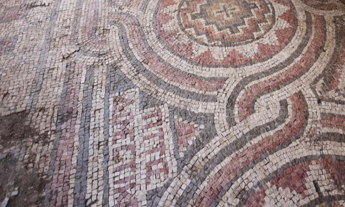 Tittos dường như là một tên riêng, trong khi Domestikos được biết đến trong các nguồn tài liệu Byzantine như một chức danh quân sự hoặc giáo sĩ. Ảnh: @Bảo tàng Mardin.