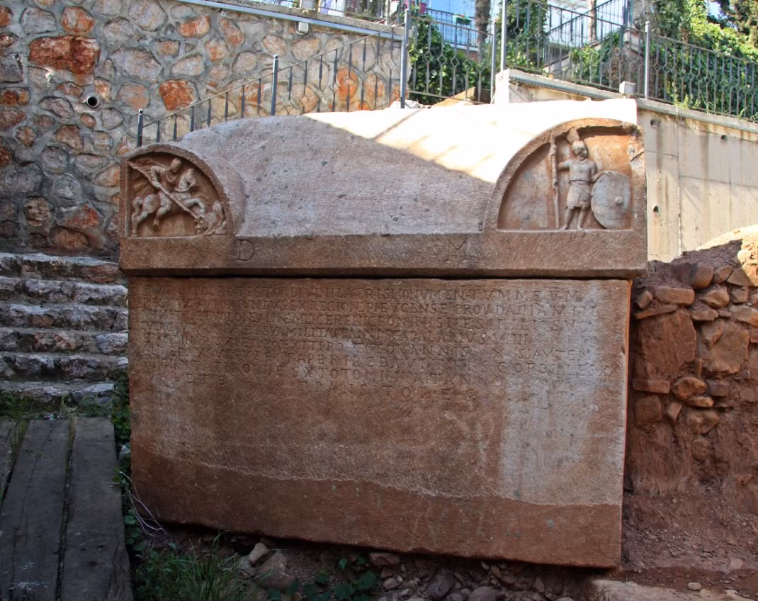 Đó là một chiếc quan tài đá cổ xưa kỳ lạ, được chế tác công phu, ước tính có niên đại từ thế kỷ thứ 2 đến thế kỷ thứ 4 Sau Công Nguyên. Ảnh: @Hüseyin Sami Öztürk.