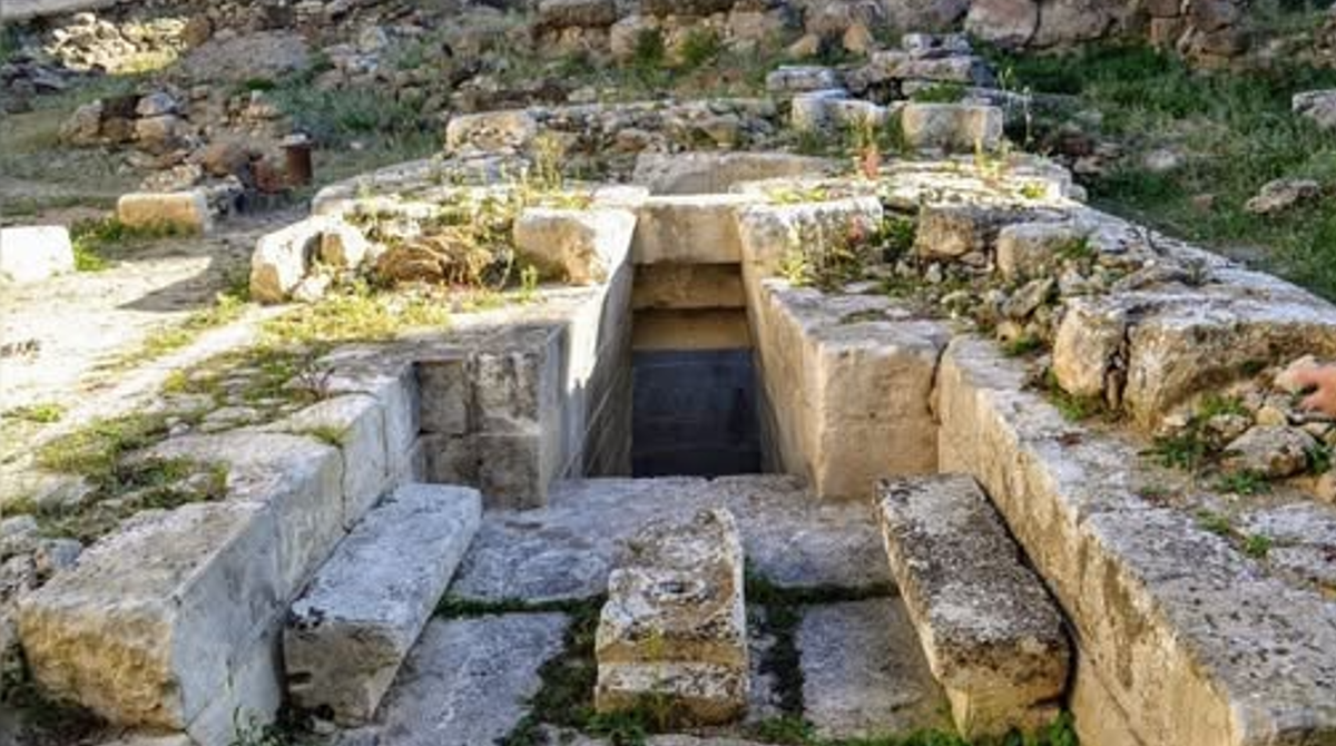 Dưới mặt đất, các nhà nghiên cứu đã tìm thấy một lượng lớn đồ gốm, một số dùng trong sinh hoạt, số khác dùng để vận chuyển chất lỏng; hài cốt động vật, với những vết cắt gọn gàng và dấu hiệu của sự chế tác cho thấy chúng từng được dùng trong các bữa ăn, lễ tế hoặc chợ thịt; các công cụ lao động, móc câu, mảnh vỡ của các vật dụng cần được sửa chữa hoặc trao đổi; tiền xu cuối thời đế chế La Mã, chủ yếu là tiền mệnh giá nhỏ, một số bị thất lạc trong bùn, số khác được cố ý chôn giấu. Ảnh: @Crispus Caesar.