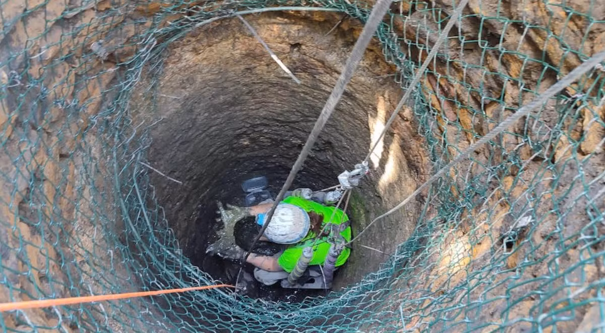 Khi khai quật lòng giếng, các chuyên gia tìm thấy các hiện vật bao gồm lọ gốm chứa hạt giống, hạt dẻ, hạt thông, động vật thân mềm, vỏ sò, tàn tích của động vật hoang dã, một chiếc vạc đồng, một chiếc nhẫn kim loại nhỏ. Ảnh: @Esperanza Martín Hernández.