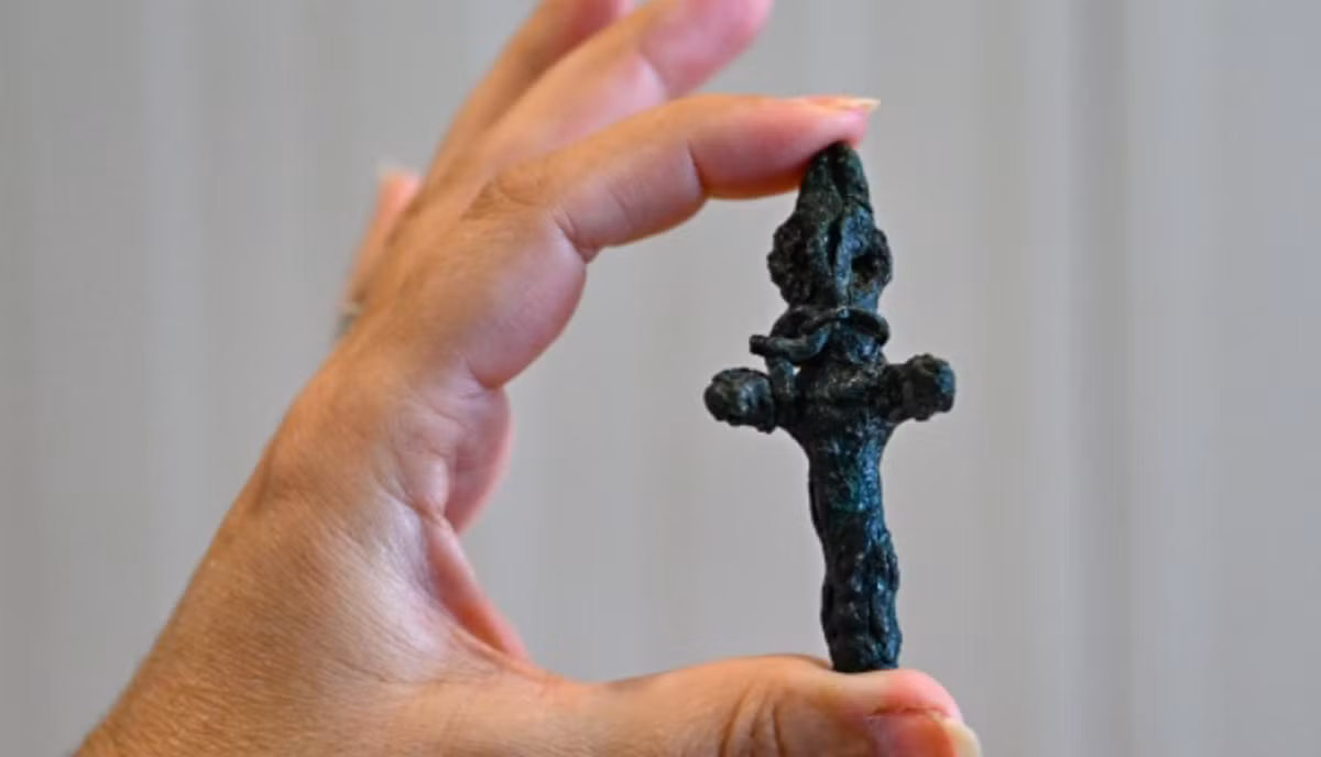 Điều đáng nói là họ còn tìm thấy một chiếc đinh cầu nguyện cao khoảng 5-6 cm. Ảnh: @Đại học Çukurova.