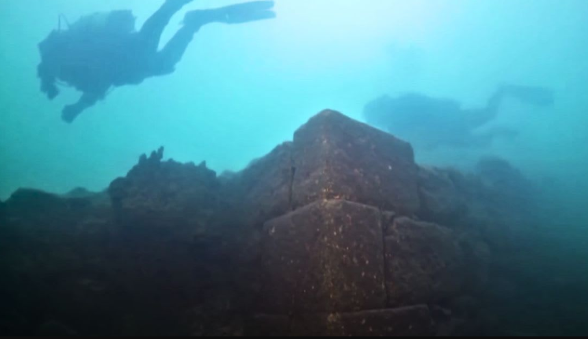 Hồ nằm trên vùng cao nguyên Đông Anatolian, gần biên giới với Iran. Hồ được hình thành bởi một miệng núi lửa do vụ phun trào núi lửa của núi Nemrut gần tỉnh Van. Ảnh: @Đại học Van Yüzüncü Yıl.