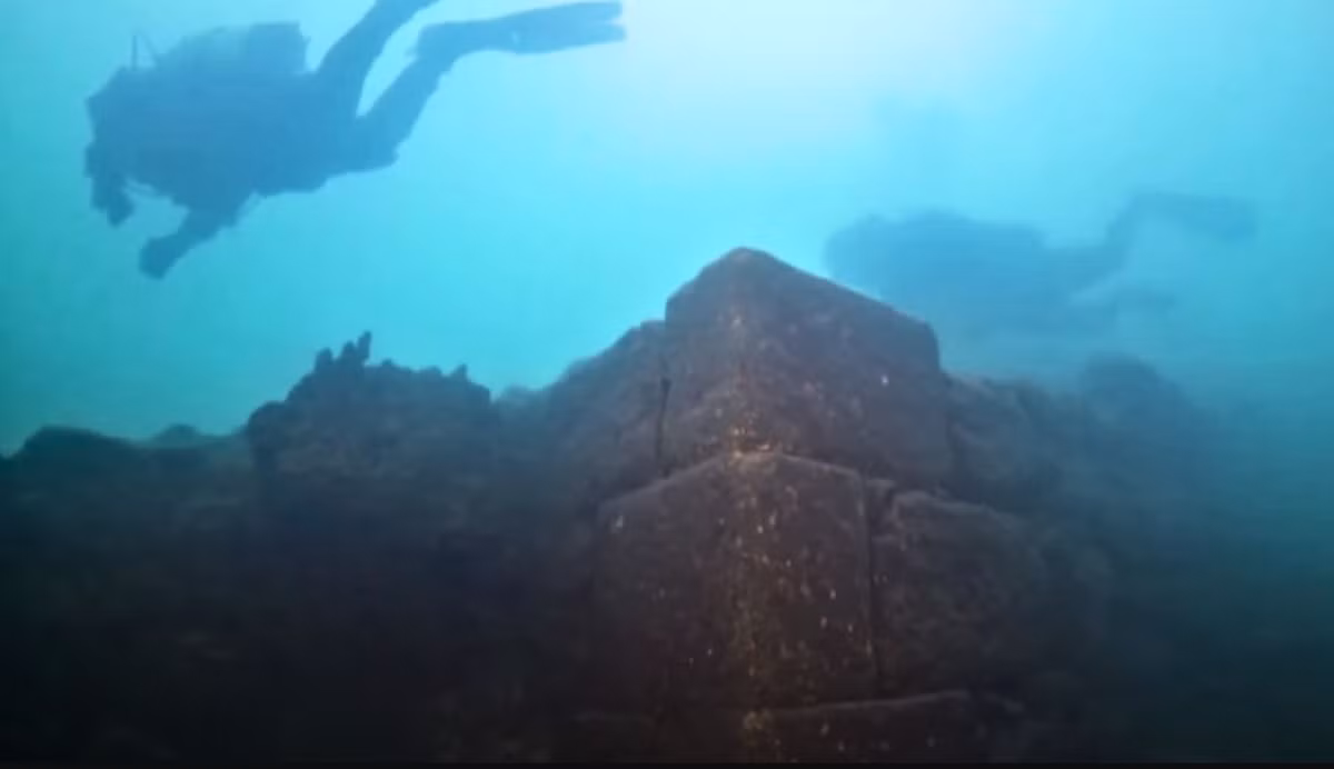 Hồ nằm trên vùng cao nguyên Đông Anatolian, gần biên giới với Iran. Hồ được hình thành bởi một miệng núi lửa do vụ phun trào núi lửa của núi Nemrut gần tỉnh Van. Ảnh: @Đại học Van Yüzüncü Yıl.