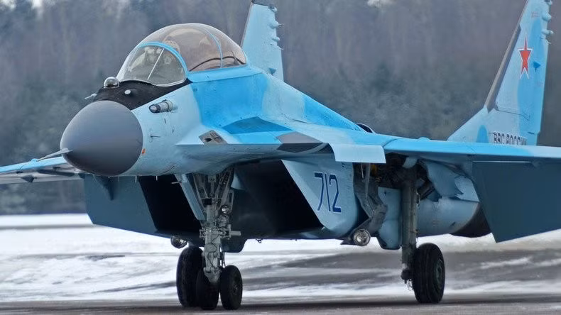 Sự hiện diện của MiG-35 gần thủ đô có thể đóng vai trò như một công cụ tuyên truyền, thể hiện sức mạnh trong bối cảnh cả trong nước và quốc tế đang giám sát chặt chẽ hoạt động quân sự của Nga. Tuy nhiên, với chỉ một số ít chiếc MiG-35 đang hoạt động, việc triển khai này đặt ra câu hỏi, liệu Nga có đang quá sức, hay đang thể hiện sự tự tin vào một nền tảng chưa được chứng minh hiệu quả rõ ràng. Ảnh: @RT.