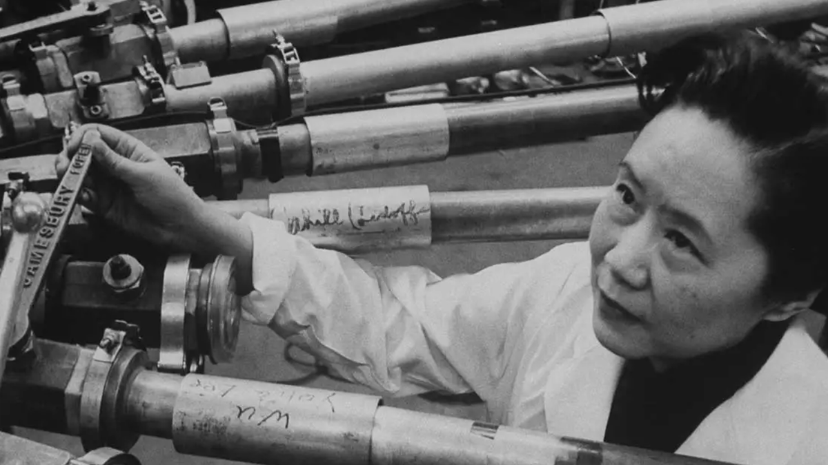 Bà Chien-Shiung Wu tốt nghiệp với bằng danh dự đứng đầu lớp và nhận bằng Cử nhân Khoa học vào năm 1934. Sau khi tốt nghiệp, Chien-Shiung Wu giảng dạy một năm tại Đại học Quốc gia Chiết Giang ở Hàng Châu, làm việc tại phòng thí nghiệm vật lý Academia Sinica. Tại Academia Sinica, bà tiến hành nghiên cứu thực nghiệm đầu tiên về tinh thể học tia X (1935-1936) dưới sự hướng dẫn của nữ giáo sư Jing-Wei Gu. Ảnh: @Hackaday.