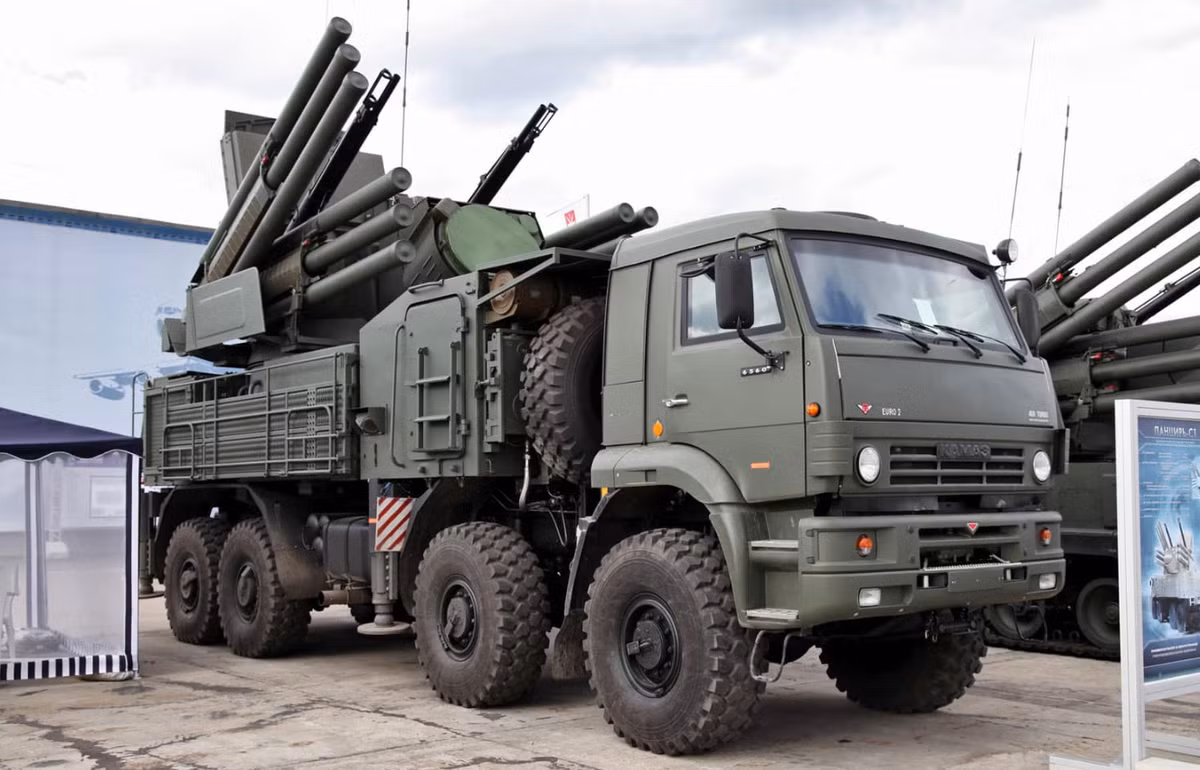 Kyrylo Budanov còn cho biết thêm rằng, Nga đang đào tạo lại nhân sự công nghệ quốc phòng cho Triều Tiên, và người Triều Tiên sẽ sớm vận hành công nghệ trên hệ thống phòng không Pantsir-S1 này một cách độc lập. Ảnh: @ ODIN - OE Data Integration Network.