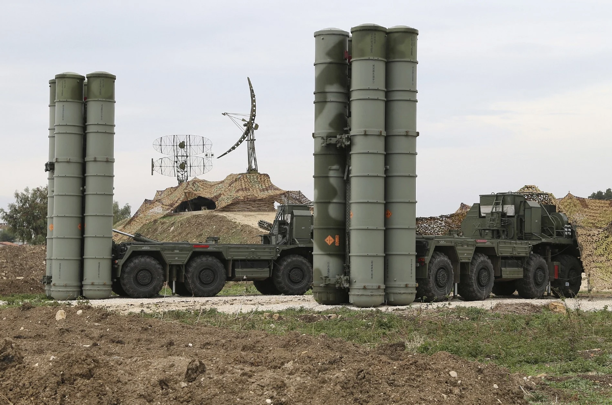 Cấp độ cao hơn nữa là các mẫu S-500, với các đặc điểm cho phép chúng đánh chặn các mục tiêu ở độ cao rất lớn, và nó cũng là chủ đề của những đồn đoán về việc sẽ tích hợp radar Yenisei. Ảnh: @ The Defense Post.