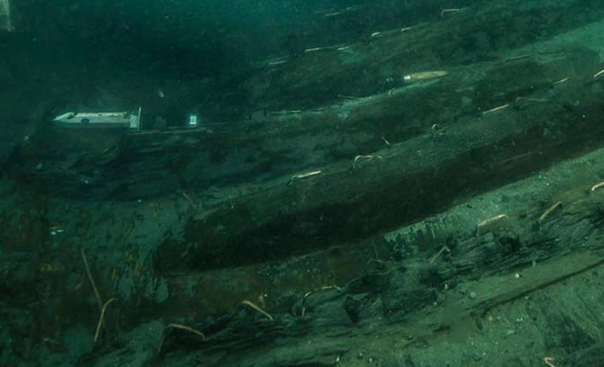 Tàu cũng mang một cánh buồm lớn. Thân tàu được đóng theo phong cách Hy Lạp cổ điển với các khớp mộng bên trong chắc chắn, nhưng sử dụng kỹ thuật đóng tàu truyền thống của Ai Cập, và dùng gỗ tái chế có nguồn gốc địa phương. Ảnh: @Bộ Du lịch và Cổ vật Ai Cập.