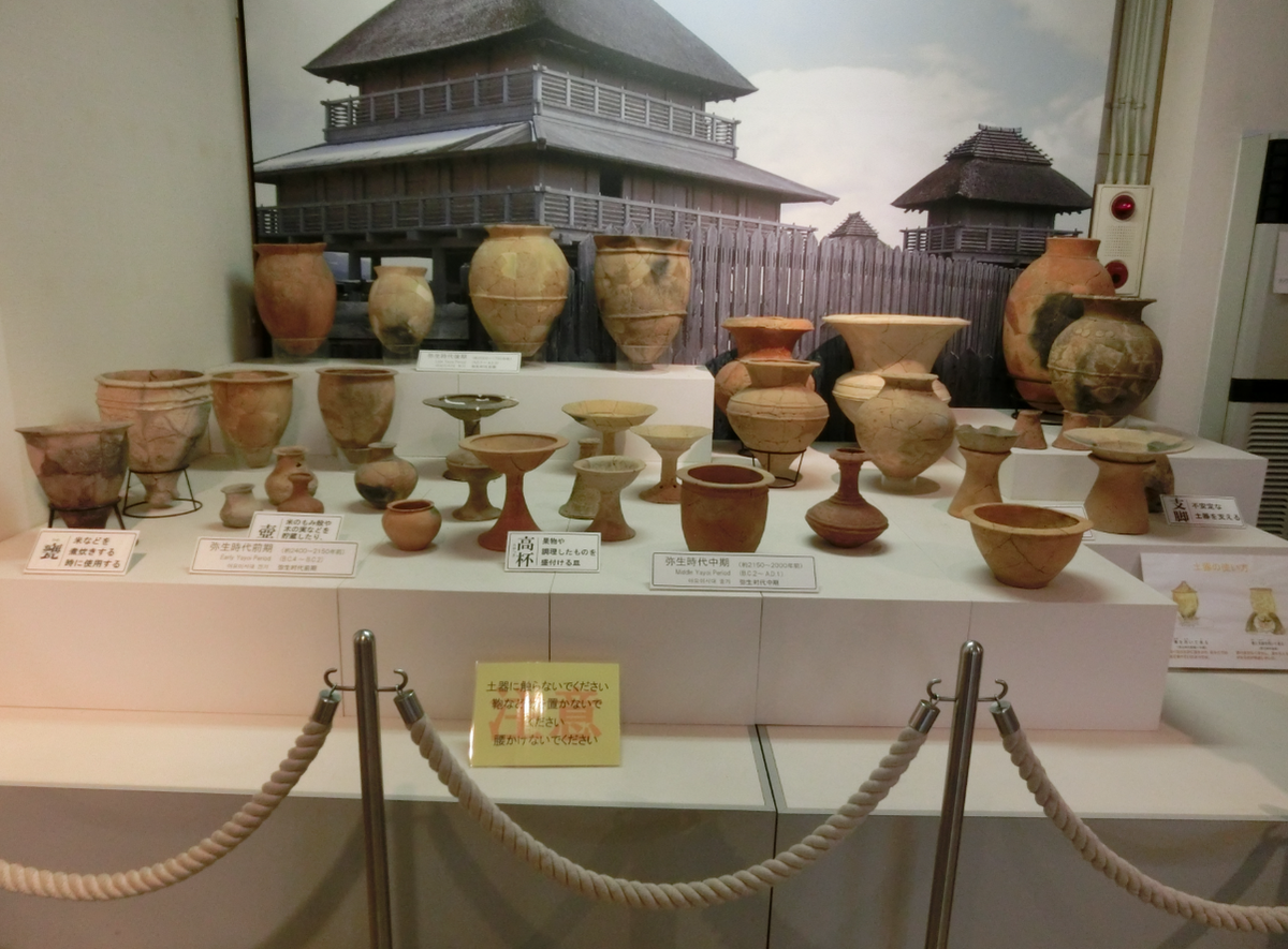 Hiện vật này được khai quật từ một ngôi mộ trẻ em, nó được để lại trong mộ như đồ tùy táng, cung cấp cho chúng ta những dữ liệu quan trọng về cấu trúc văn hóa xã hội của Thời Kỳ Đồ Gốm Trung Kỳ Yayoi liên quan đến trẻ em, các trò chơi và đồ chơi của chúng. Ảnh: @Trung tâm Di sản Osaka.