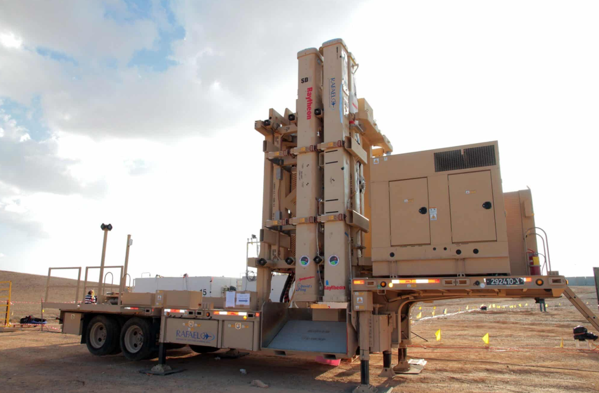 Trong thông báo của mình, Israel cho biết: "Các cuộc thử nghiệm này là một bước đột phá nữa trong việc nâng cấp Hệ thống David's Sling, vốn đã chứng minh được khả năng hoạt động cao trong Chiến tranh Thanh kiếm sắt và Chiến dịch Sư tử trỗi dậy, với các vụ đánh chặn thành công". Ảnh: @ The Times of Israel.