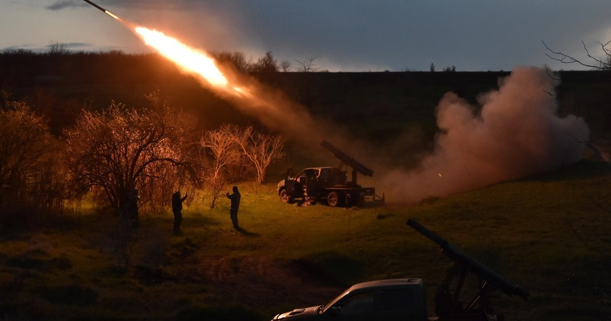 Nguồn tin quân sự phương Tây thừa nhận, Ukraine đang gặp khó trong bảo đảm hậu cần tại Donetsk. Các tuyến đường tiếp tế bị phá hủy, UAV Nga giám sát chặt chẽ, khiến việc vận chuyển đạn dược và thương binh trở thành nhiệm vụ nguy hiểm. Nhiều đoàn xe tiếp tế bị pháo kích trước khi đến tuyến đầu.