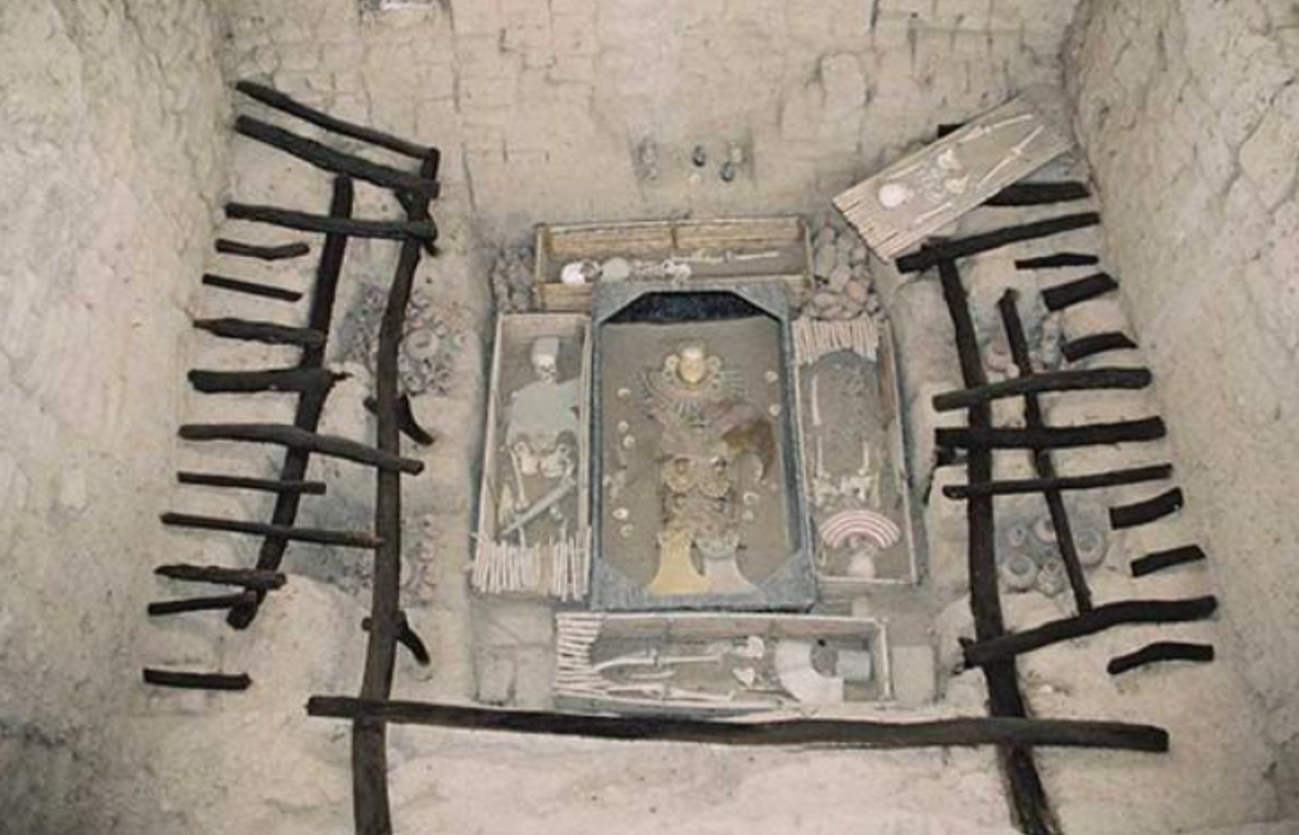 Các di tích này xuất hiện cùng với các hiện vật và hài cốt con người. Ảnh: @Bảo tàng Lăng mộ Hoàng gia Sipan.