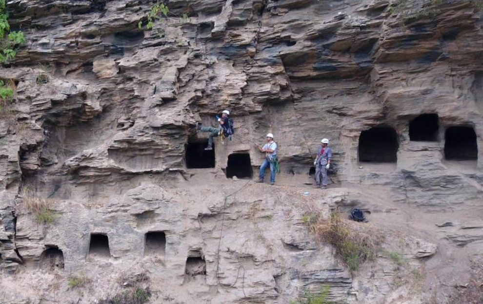 Trong các ngôi mộ đá này, nhóm chuyên gia Trung Quốc phát hiện ra hài cốt người, tiền xu bằng đồng, chuỗi hạt làm từ nhiều chất liệu khác nhau. Ảnh: @ Zhang Jianbo.