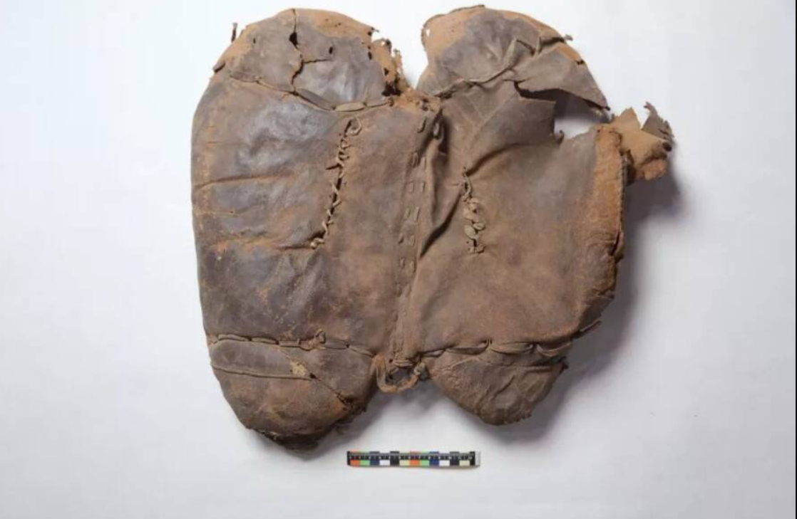 Điều khiến họ ngạc nhiên là, trong ngôi mộ nhóm chuyên gia còn thấy bà được đặt trên một chiếc yên da. Ảnh: @Patrick Wertmann.