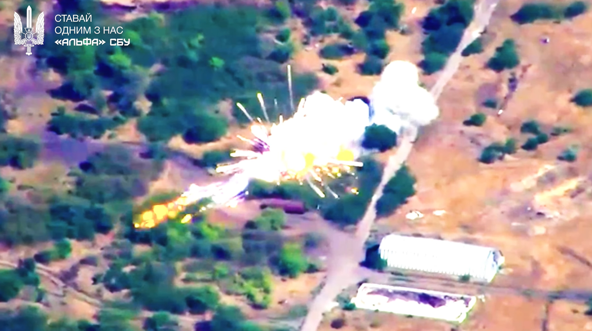 Việc SBU đưa robot vũ trang vào sử dụng là một phần của sự chuyển đổi rộng hơn trong tư thế phòng thủ của Ukraine, vốn ngày càng nhấn mạnh vào năng lực tạo mẫu nhanh và sản xuất nội địa máy bay không người lái, hệ thống không người lái và các nền tảng hỗ trợ trí tuệ nhân tạo khác. Các hệ thống này có thể được sử dụng cho trinh sát đô thị, các hoạt động rà phá bom mìn, hoặc trong các nhiệm vụ có tính rủi ro cao. Ảnh: @Cơ quan An ninh Ukraine.