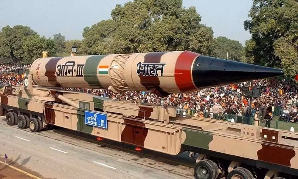 Ở khía cạnh học thuyết quân sự, việc tích hợp ống phóng kín và xe cơ động cho thấy Ấn Độ hướng tới mô hình phản ứng nhanh. Agni-5 có thể khai hỏa trong chưa đầy năm phút, bảo đảm khả năng trả đũa đáng tin cậy, tăng sức răn đe và làm khó mọi ý đồ tấn công phủ đầu.