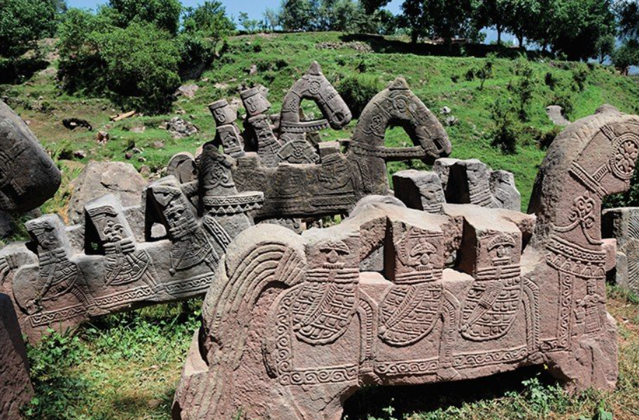 Nhìn chung, những bức tượng được chạm khắc tinh xảo này có thể đại diện cho các anh hùng trong những truyền thuyết Thời Trung Cổ bản địa của vùng mà chúng ta chưa kịp khám phá ra. Ảnh: @Natalya Polosmak.