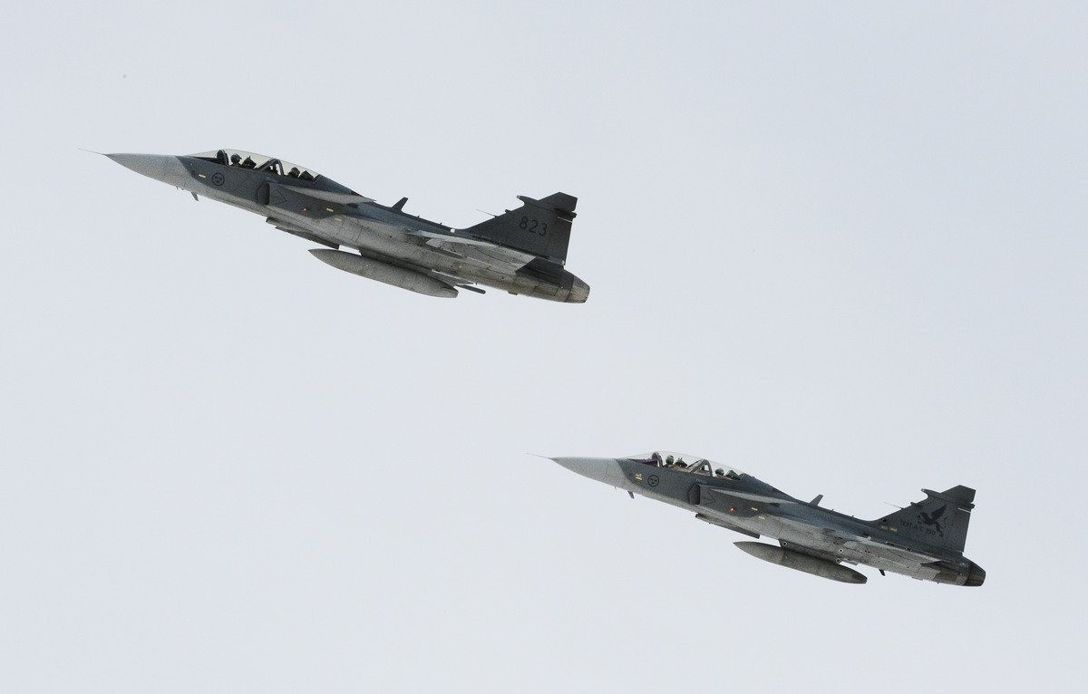 Trước mối đe dọa trực tiếp từ hoạt động quân sự của Nga, Bộ Tư lệnh Tác chiến của Lực lượng Vũ trang Ba Lan đã ngay lập tức kích hoạt toàn bộ quy trình ứng phó khẩn cấp. Máy bay chiến đấu của Ba Lan cùng với đồng minh Thụy Điển được điều động lên không, trong khi hệ thống phòng không mặt đất và radar trinh sát đạt trạng thái sẵn sàng cao nhất.