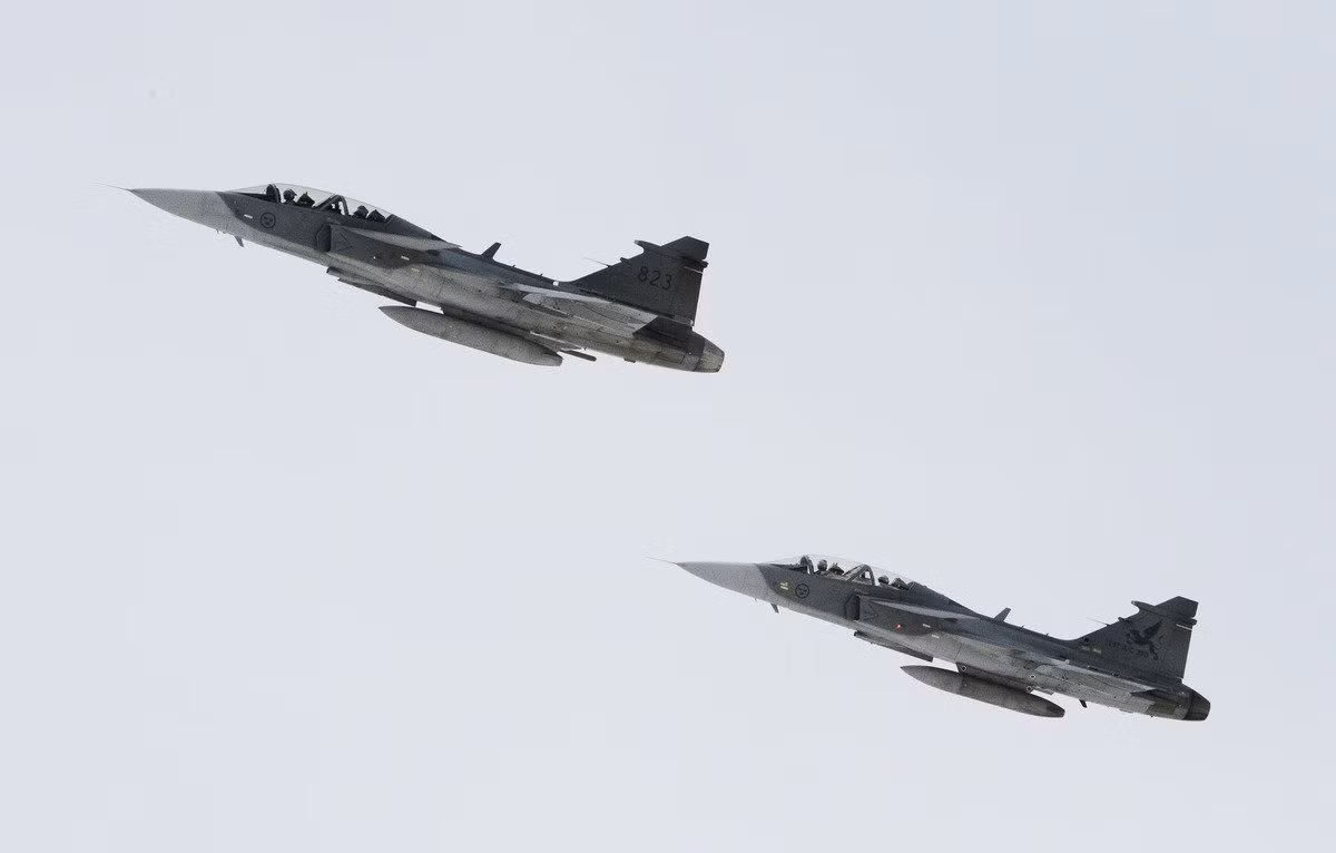 Trước mối đe dọa trực tiếp từ hoạt động quân sự của Nga, Bộ Tư lệnh Tác chiến của Lực lượng Vũ trang Ba Lan đã ngay lập tức kích hoạt toàn bộ quy trình ứng phó khẩn cấp. Máy bay chiến đấu của Ba Lan cùng với đồng minh Thụy Điển được điều động lên không, trong khi hệ thống phòng không mặt đất và radar trinh sát đạt trạng thái sẵn sàng cao nhất.